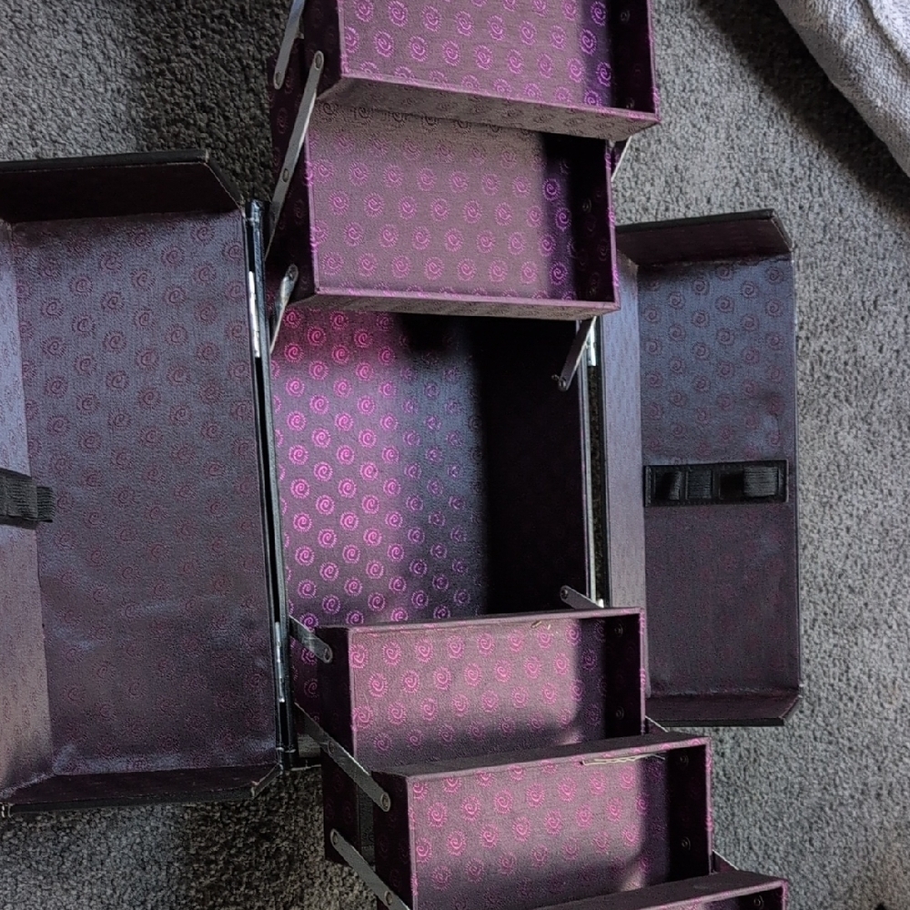 Caboodles Black Makeup Train Case with Silver Hardware - Picture 5 of 12
